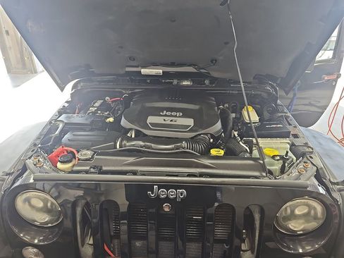 Used 2015 Jeep Wrangler Unlimited Rubicon w/ Connectivity Group AWD/4WD image 27