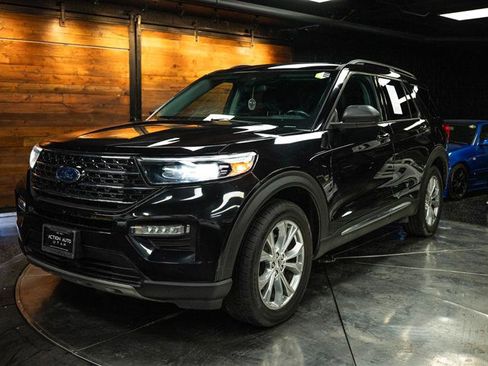 Used 2020 Ford Explorer XLT w/ Equipment Group 202A image 2