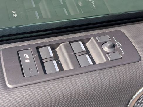 Used 2025 Land Rover Discovery Dynamic SE image 25