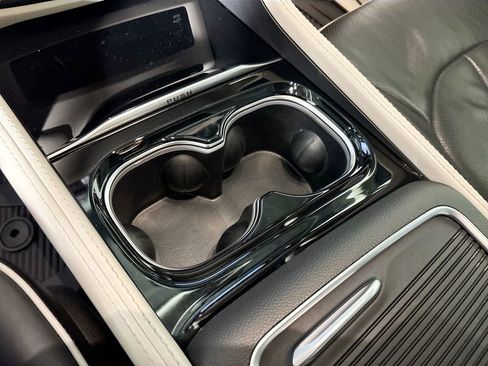 Used 2023 Chrysler Pacifica Limited w/ Uconnect Theater Family Group image 15