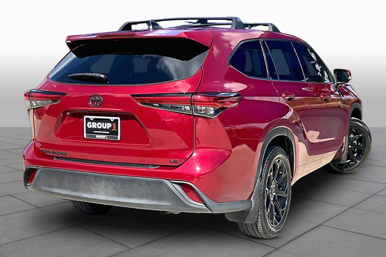 Used 2022 Toyota Highlander LE FWD image 12