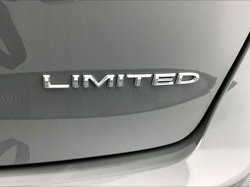 Used 2023 Chrysler Pacifica Limited FWD image 14