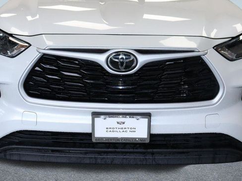 Used 2024 Toyota Highlander XLE AWD/4WD image 12