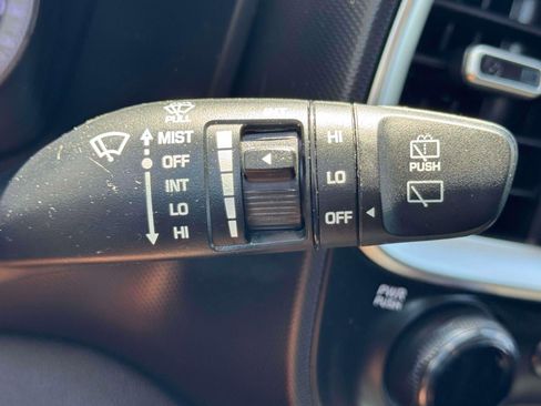 Used 2021 Hyundai Venue SEL FWD image 17