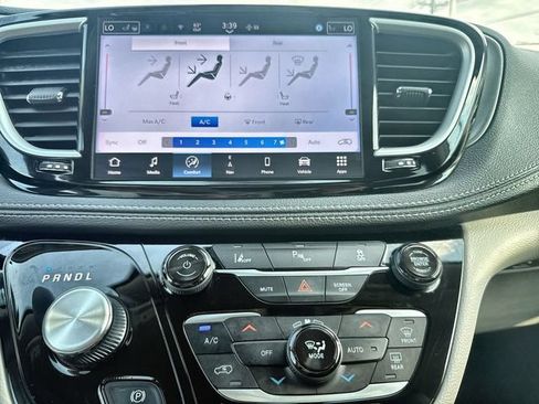 Used 2024 Chrysler Pacifica Limited FWD image 19