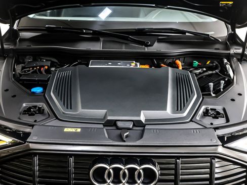 Used 2022 Audi e-tron Premium w/ Convenience Plus Package image 12