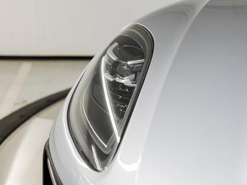 Certified 2025 Porsche Macan AWD/4WD image 13