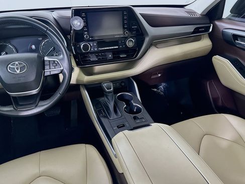Used 2022 Toyota Highlander XLE FWD image 20