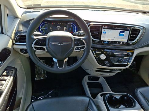 Used 2024 Chrysler Pacifica Limited FWD image 12