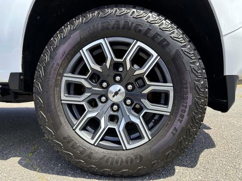 Used 2023 Chevrolet Colorado Z71 w/ Z71 Convenience Package 2 AWD/4WD image 6