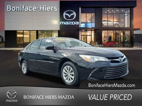 Used 2016 Toyota Camry LE image 1