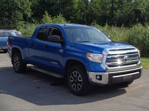 Used 2017 Toyota Tundra SR5 w/ TRD Off Road Package AWD/4WD image 3