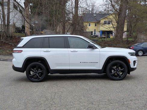 Certified 2023 Jeep Grand Cherokee Altitude AWD/4WD image 2