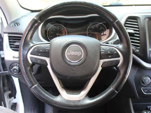 Used 2018 Jeep Cherokee Trailhawk AWD/4WD image 16