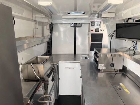 Used 2022 Mercedes-Benz Sprinter 4500 w/ Parking Package image 11