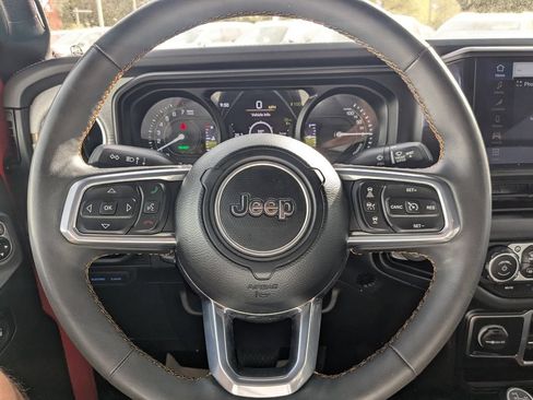 Used 2024 Jeep Wrangler Unlimited Sahara AWD/4WD image 27
