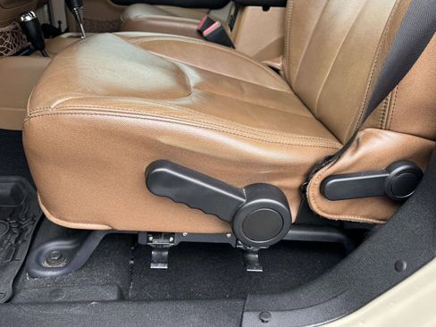 Used 2017 Jeep Wrangler Unlimited Sahara AWD/4WD image 18