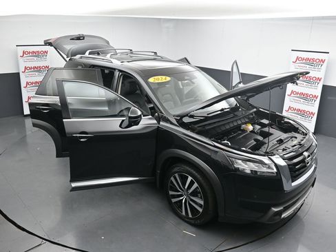 Used 2024 Nissan Pathfinder Platinum w/ Cargo Package image 36