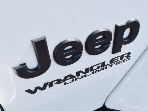 Used 2020 Jeep Wrangler Unlimited Sahara AWD/4WD image 8