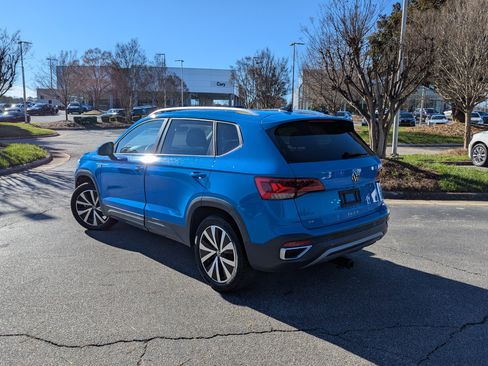 Used 2022 Volkswagen Taos SE w/ Panoramic Sunroof Package image 6