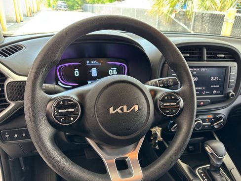 Used 2025 Kia Soul LX w/ LX Technology Package FWD image 28
