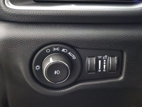 Used 2025 Chrysler Pacifica Limited FWD image 14