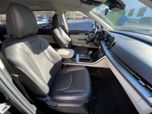 Used 2023 Kia Carnival LX image 32