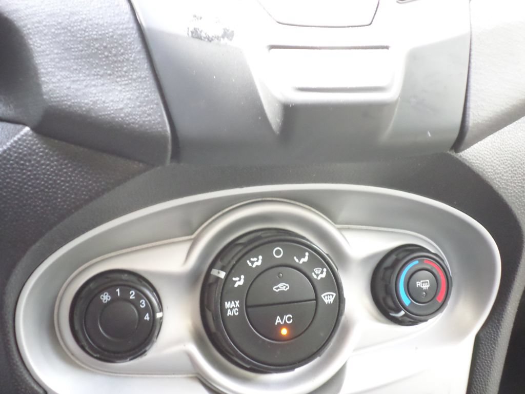 Used 2014 Ford Fiesta SE FWD image 28