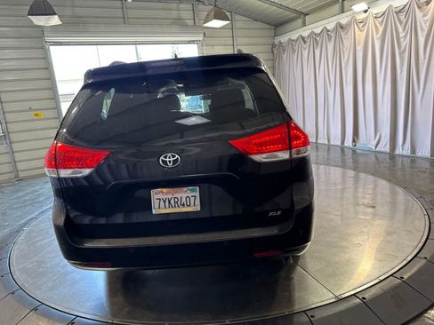 Used 2014 Toyota Sienna XLE w/ XLE Premium Package FWD image 6