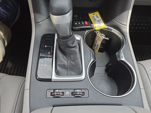 Used 2016 Toyota Highlander Limited w/ Driver Technology Package FWD image 19
