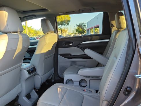 Used 2017 Toyota Highlander XLE image 11