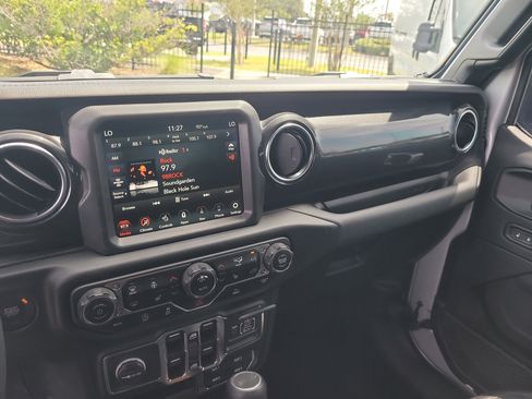 Used 2023 Jeep Wrangler Unlimited Sahara AWD/4WD image 19