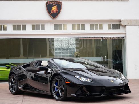 Used 2024 Lamborghini Huracan EVO image 1