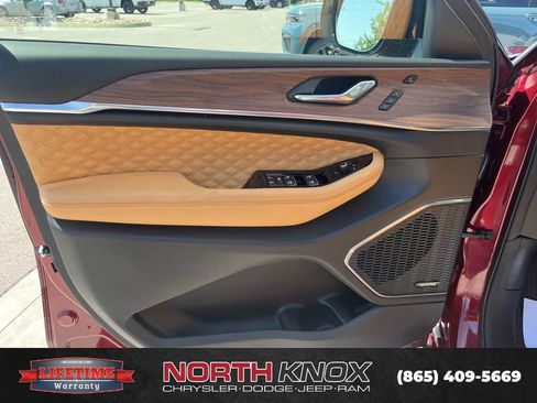 Used 2025 Jeep Grand Cherokee L Summit w/ Advanced Protech Group IV AWD/4WD image 6