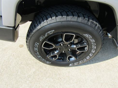 Used 2017 Jeep Wrangler Unlimited Sahara AWD/4WD image 12