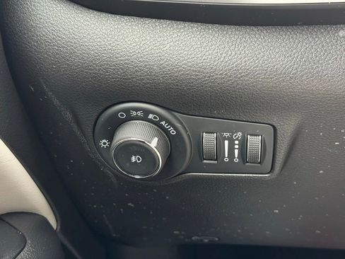 Used 2025 Jeep Compass Limited image 32