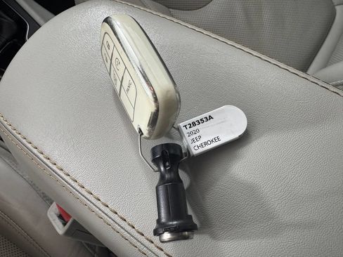 Used 2020 Jeep Cherokee Limited AWD/4WD image 3