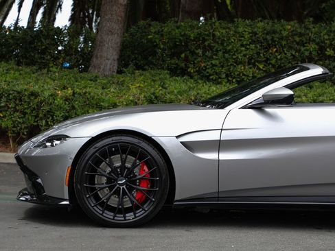 Used 2023 Aston Martin V8 Vantage Roadster RWD image 28