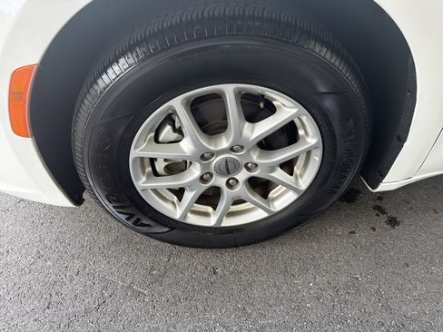 Used 2023 Chrysler Pacifica Touring-L FWD image 11