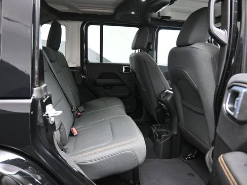 Used 2025 Jeep Wrangler Unlimited Sahara AWD/4WD image 21