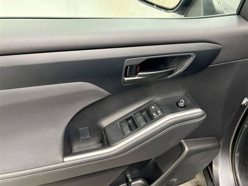 Used 2023 Toyota Highlander LE image 21