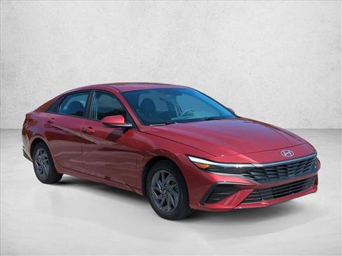Used 2024 Hyundai Elantra SEL FWD image 3