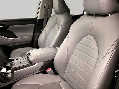 Used 2021 Toyota Highlander XLE AWD/4WD image 20