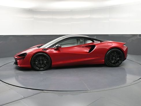 Used 2024 McLaren Artura RWD image 2