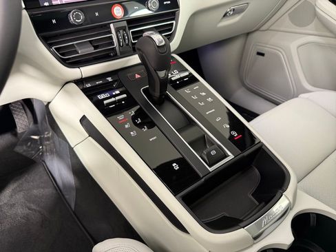 Certified 2025 Porsche Macan image 34