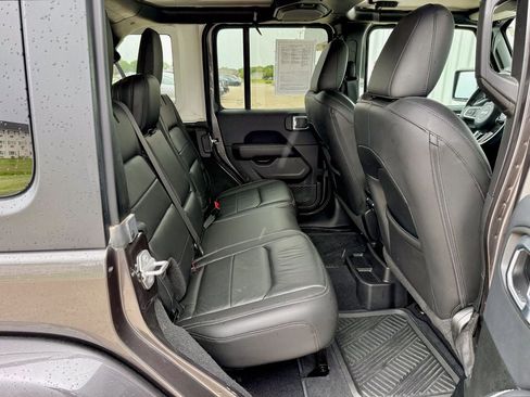 Used 2018 Jeep Wrangler Unlimited Sahara AWD/4WD image 19