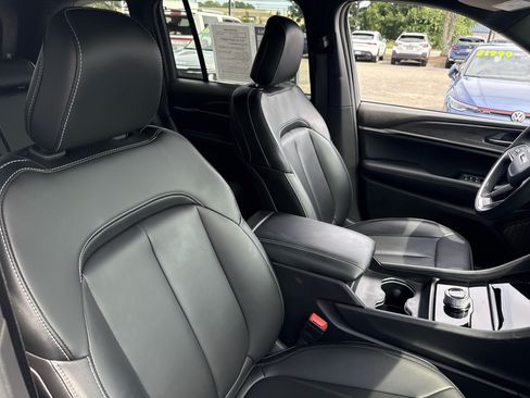Used 2025 Jeep Grand Cherokee Limited RWD image 13
