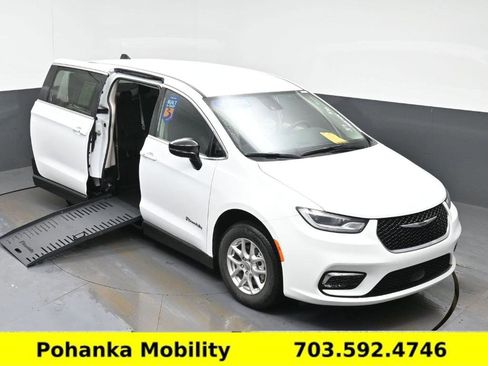 Used 2024 Chrysler Pacifica Touring-L image 16