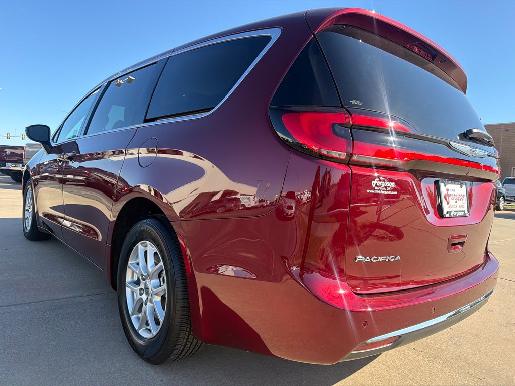 Used 2023 Chrysler Pacifica Touring-L FWD image 13