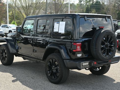 Used 2025 Jeep Wrangler Sahara image 11
